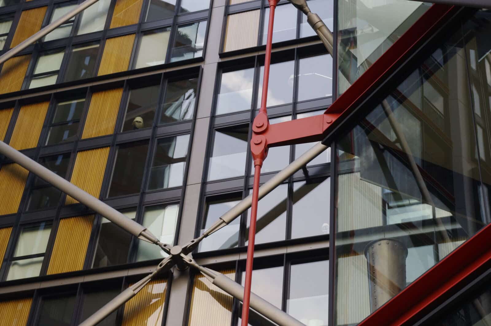 Daver compression struts and tie bars on the Neo Bankside facade