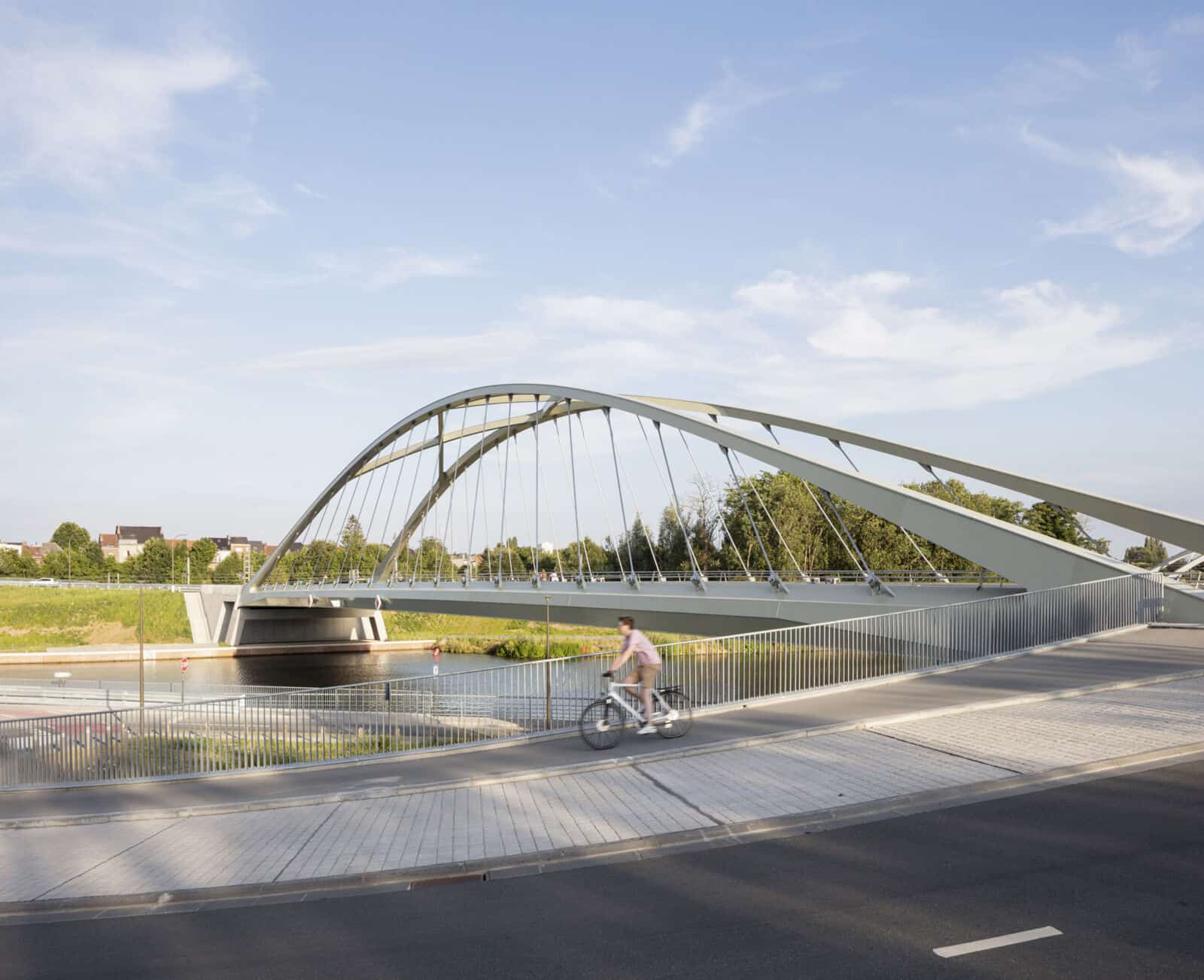 Zuidbrugg Halle, a tied arch cycle and road bridge